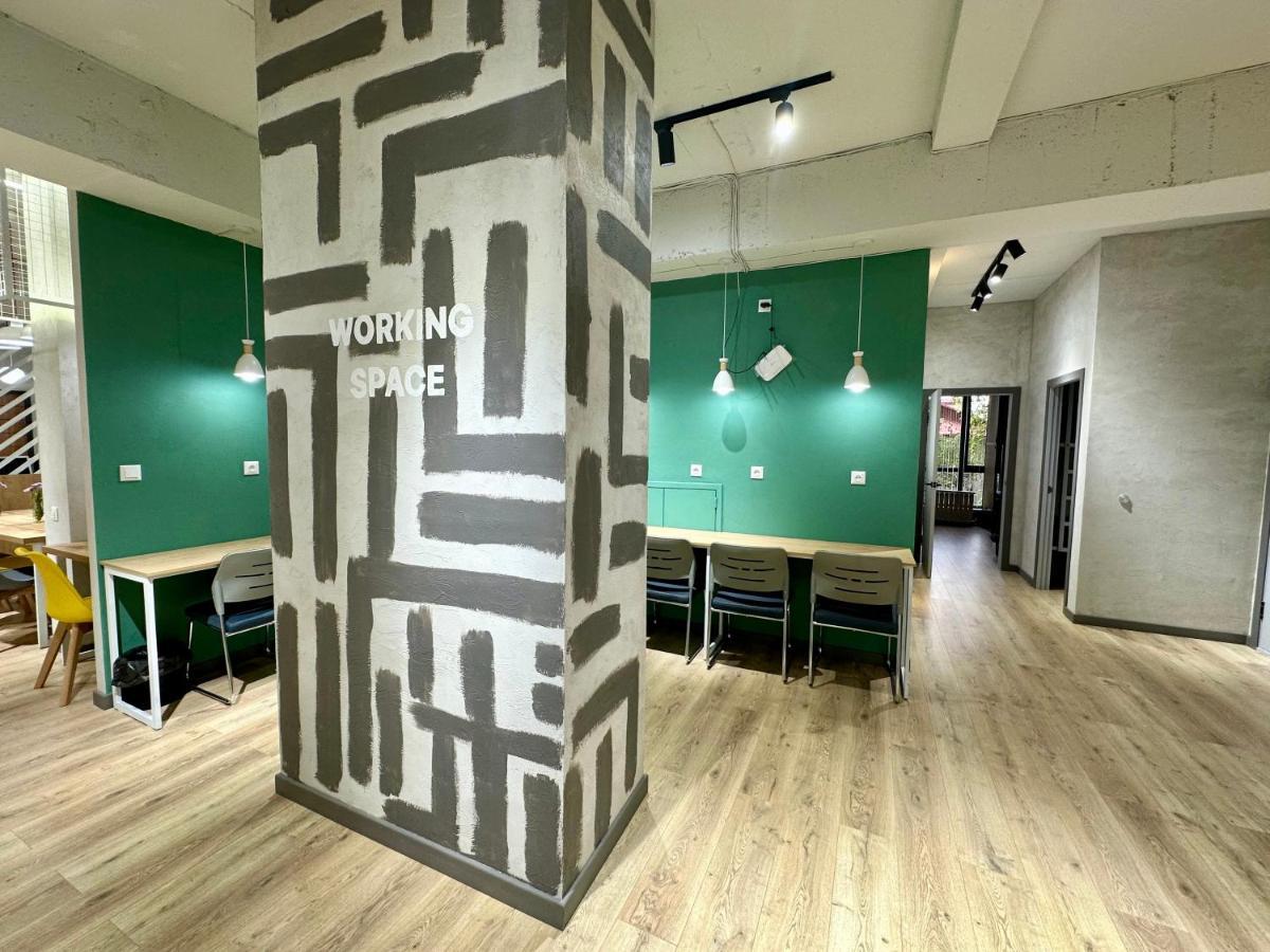Izzzi Hostel Бишкек Экстерьер фото